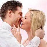 wondersoft-couple a couple kissing